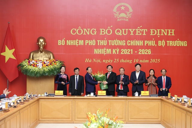 Thủ tướng trao quyết định bổ nhiệm 2 Phó Thủ tướng, 3 Bộ trưởng- Ảnh 10. Thủ tướng trao quyết định bổ nhiệm 2 Phó Thủ tướng, 3 Bộ trưởng- Ảnh 10.