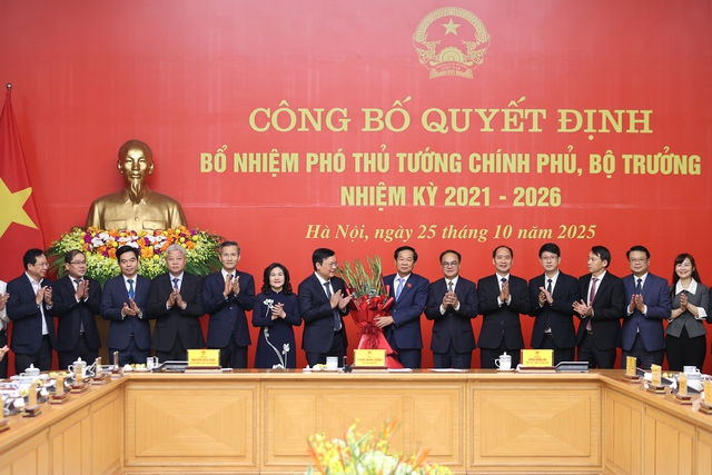 Thủ tướng trao quyết định bổ nhiệm 2 Phó Thủ tướng, 3 Bộ trưởng- Ảnh 13. Thủ tướng trao quyết định bổ nhiệm 2 Phó Thủ tướng, 3 Bộ trưởng- Ảnh 13.