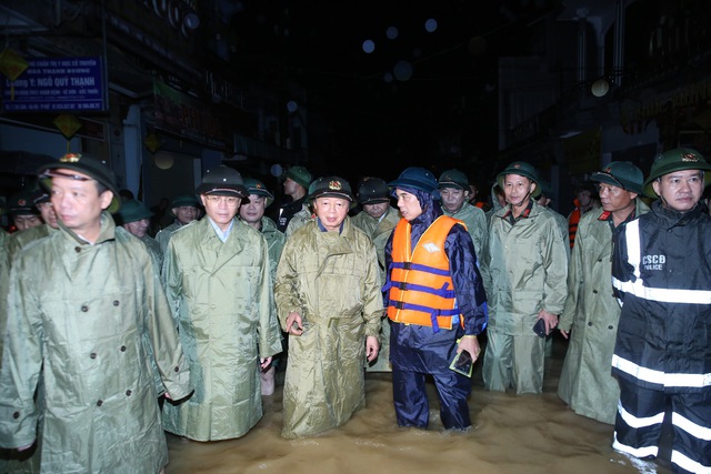 Thủ tướng chủ trì họp khẩn về ứng phó, khắc phục hậu quả mưa lũ tại miền Trung- Ảnh 5.