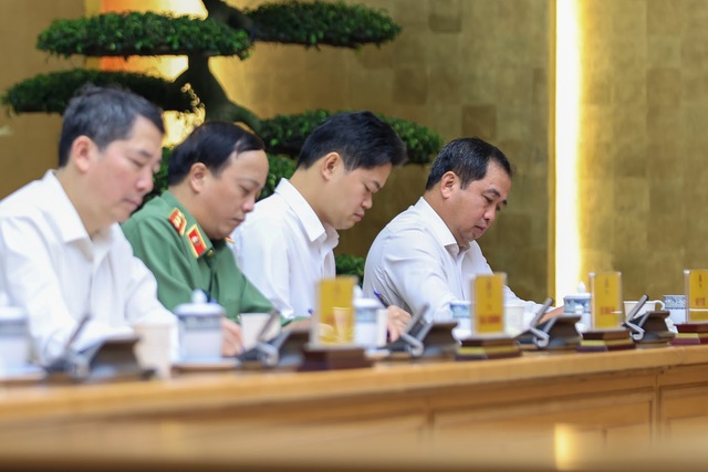 Thủ tướng chủ trì họp khẩn về ứng phó, khắc phục hậu quả mưa lũ tại miền Trung- Ảnh 3.