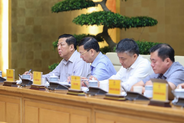 Thủ tướng: Kiên quyết di dời, sơ tán người dân khỏi khu vực nguy hiểm; khẩn trương tiếp tế cho khu vực bị ngập sâu, chia cắt- Ảnh 5.