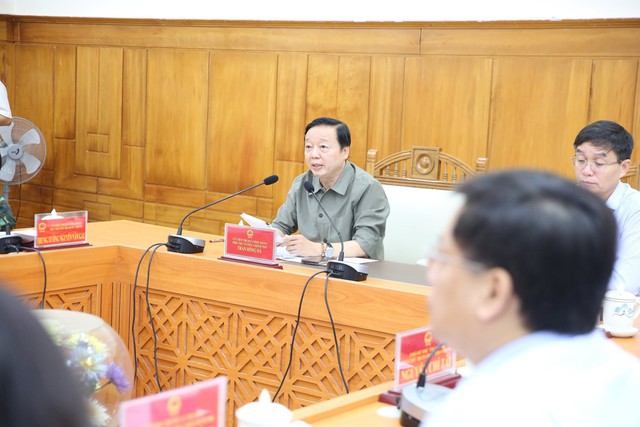 Thủ tướng: Kiên quyết di dời, sơ tán người dân khỏi khu vực nguy hiểm; khẩn trương tiếp tế cho khu vực bị ngập sâu, chia cắt- Ảnh 6.