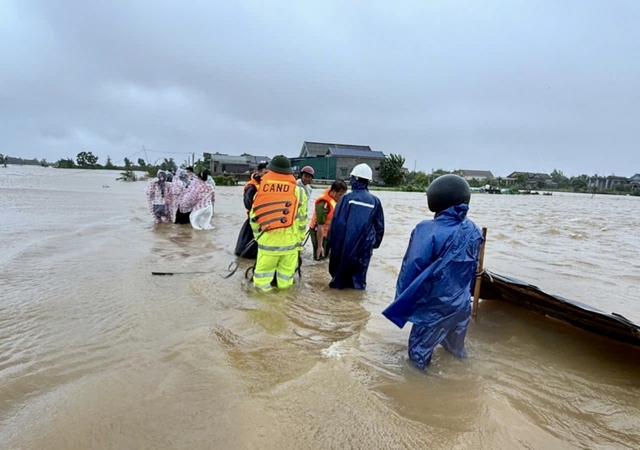 Bằng mọi biện pháp tiếp cận cho được các khu vực đang bị chia cắt, cô lập để tiếp tế, hỗ trợ nhân dân- Ảnh 1. Bằng mọi biện pháp tiếp cận cho được các khu vực đang bị chia cắt, cô lập để tiếp tế, hỗ trợ nhân dân- Ảnh 1.