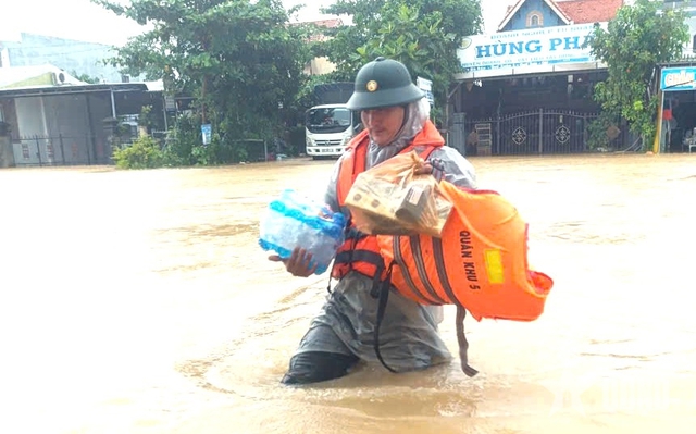 Bằng mọi biện pháp tiếp cận cho được các khu vực đang bị chia cắt, cô lập để tiếp tế, hỗ trợ nhân dân- Ảnh 2. Bằng mọi biện pháp tiếp cận cho được các khu vực đang bị chia cắt, cô lập để tiếp tế, hỗ trợ nhân dân- Ảnh 2.
