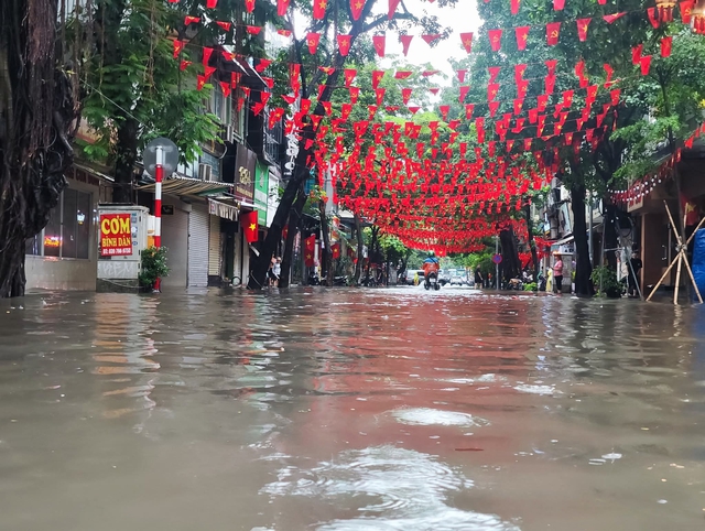 Khẩn trương ứng phó Bão số 11: Hà Nội khuyến khích cán bộ, công chức, viên chức làm việc trực tuyến vào 6/10- Ảnh 1.