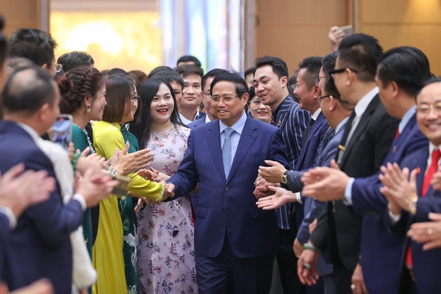 TỔNG THUẬT: THỦ TƯỚNG GẶP MẶT ĐẠI DIỆN DOANH NGHIỆP NHÂN NGÀY DOANH NHÂN VIỆT NAM- Ảnh 1.