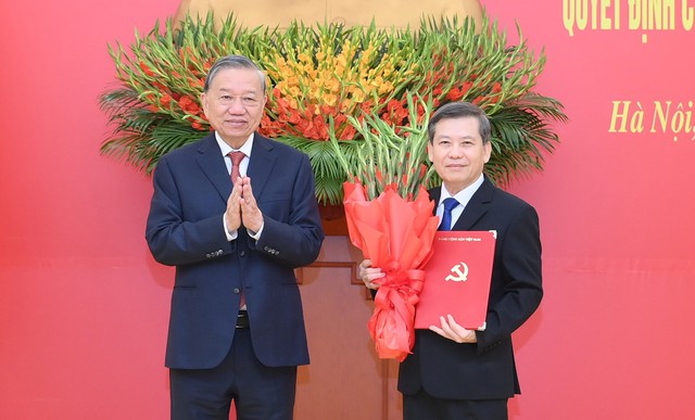 Bộ Chính trị điều động, bổ nhiệm đồng chí Trịnh Văn Quyết và đồng chí Lê Minh Trí giữ chức vụ mới- Ảnh 2. Bộ Chính trị điều động, bổ nhiệm đồng chí Trịnh Văn Quyết và đồng chí Lê Minh Trí giữ chức vụ mới- Ảnh 2.