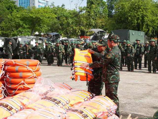 Dừng tất cả các công việc không cần thiết, KHẨN TRƯƠNG ỨNG PHÓ BÃO SỐ 13 (Bão Kalmaegi)- Ảnh 3. Dừng tất cả các công việc không cần thiết, KHẨN TRƯƠNG ỨNG PHÓ BÃO SỐ 13 (Bão Kalmaegi)- Ảnh 3.