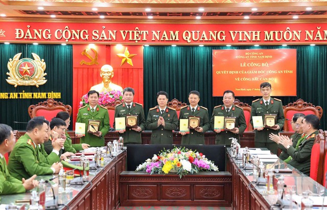 55 cán bộ lãnh đạo, chỉ huy xung phong bố trí chức vụ thấp hơn; 13 Trưởng, Phó phòng Công an tỉnh xin nghỉ hưu trước tuổi- Ảnh 2.