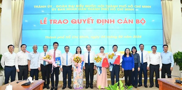 Trao quyết định điều động, bổ nhiệm cán bộ chủ chốt TPHCM- Ảnh 2.