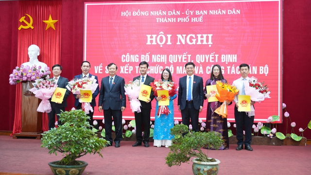  Bổ nhiệm lãnh đạo các Sở sau hợp nhất của thành phố Huế - Ảnh 4.