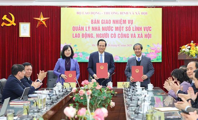 Bộ Giáo dục và Đào tạo tiếp nhận 17 trường đại học, cao đẳng, doanh nghiệp từ Bộ LĐTBXH- Ảnh 2.