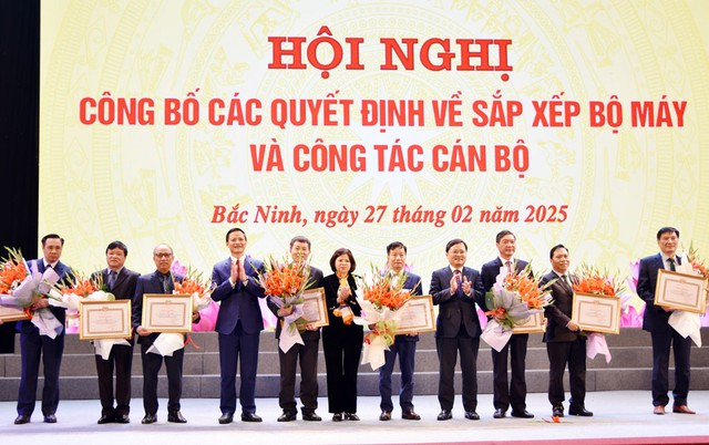 Bắc Ninh công bố các Quyết định về sắp xếp bộ máy, bổ nhiệm lãnh đạo Sở- Ảnh 1.