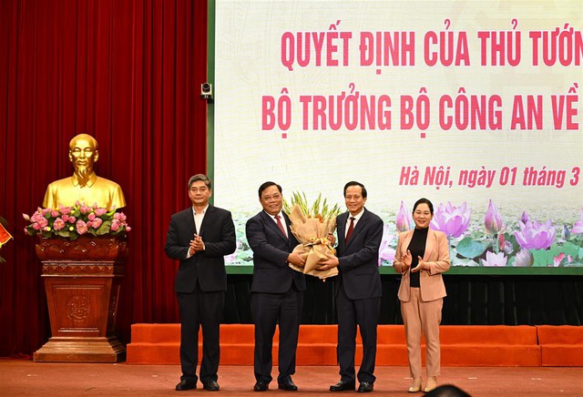 Thông báo quyết định của Thủ tướng Chính phủ và Bộ trưởng Bộ Công an về công tác cán bộ tại Công an Hà Nội- Ảnh 2.