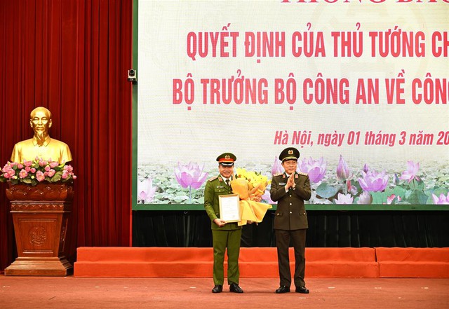 Thông báo quyết định của Thủ tướng Chính phủ và Bộ trưởng Bộ Công an về công tác cán bộ tại Công an Hà Nội- Ảnh 3.