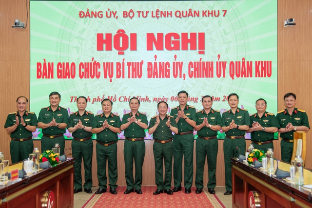 Trung tướng Trần Hoài Trung nghỉ hưu; bổ nhiệm Thiếu tướng Trần Vinh Ngọc giữ chức Chính ủy Quân khu 7- Ảnh 4.