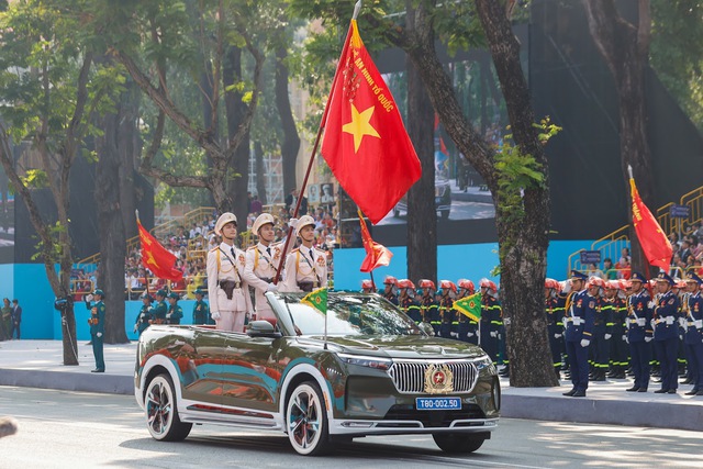 TOÀN CẢNH LỄ DIỄU BINH, DIỄU HÀNH KỶ NIỆM 50 NGÀY GIẢI PHÓNG MIỀN NAM, THỐNG NHẤT ĐẤT NƯỚC: HÀO HÙNG ĐI GIỮA LÒNG NHÂN DÂN- Ảnh 48.