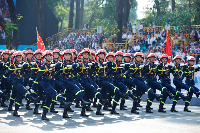 TOÀN CẢNH LỄ DIỄU BINH, DIỄU HÀNH KỶ NIỆM 50 NGÀY GIẢI PHÓNG MIỀN NAM, THỐNG NHẤT ĐẤT NƯỚC: HÀO HÙNG ĐI GIỮA LÒNG NHÂN DÂN- Ảnh 57.