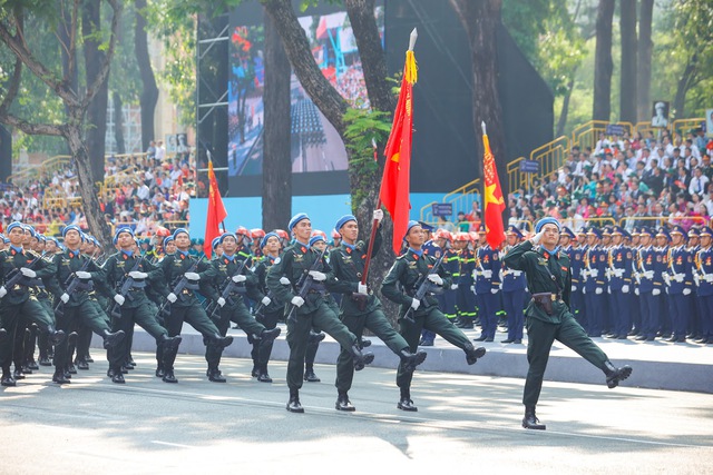 TOÀN CẢNH LỄ DIỄU BINH, DIỄU HÀNH KỶ NIỆM 50 NGÀY GIẢI PHÓNG MIỀN NAM, THỐNG NHẤT ĐẤT NƯỚC: HÀO HÙNG ĐI GIỮA LÒNG NHÂN DÂN- Ảnh 58.
