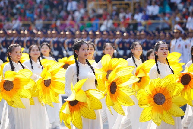 TOÀN CẢNH LỄ DIỄU BINH, DIỄU HÀNH KỶ NIỆM 50 NGÀY GIẢI PHÓNG MIỀN NAM, THỐNG NHẤT ĐẤT NƯỚC: HÀO HÙNG ĐI GIỮA LÒNG NHÂN DÂN- Ảnh 75.