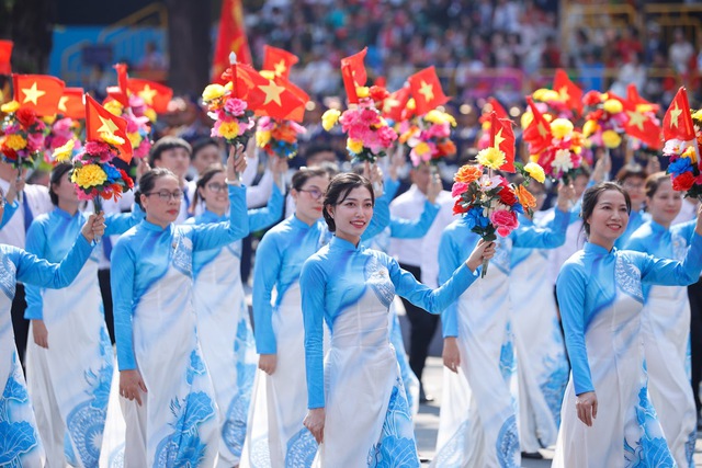 TOÀN CẢNH LỄ DIỄU BINH, DIỄU HÀNH KỶ NIỆM 50 NGÀY GIẢI PHÓNG MIỀN NAM, THỐNG NHẤT ĐẤT NƯỚC: HÀO HÙNG ĐI GIỮA LÒNG NHÂN DÂN- Ảnh 76.