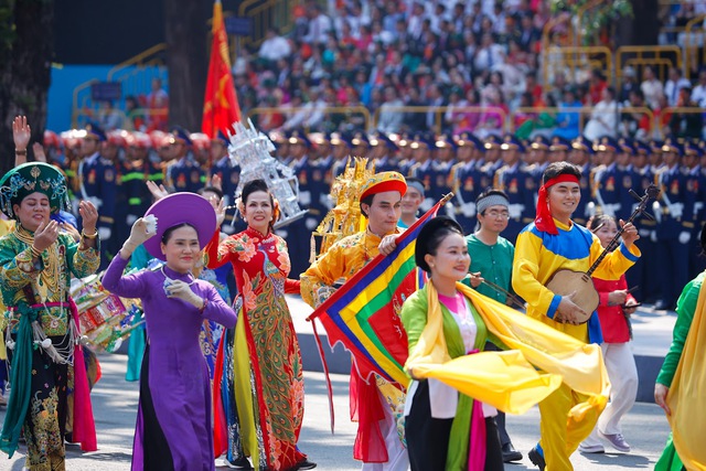 TOÀN CẢNH LỄ DIỄU BINH, DIỄU HÀNH KỶ NIỆM 50 NGÀY GIẢI PHÓNG MIỀN NAM, THỐNG NHẤT ĐẤT NƯỚC: HÀO HÙNG ĐI GIỮA LÒNG NHÂN DÂN- Ảnh 77.