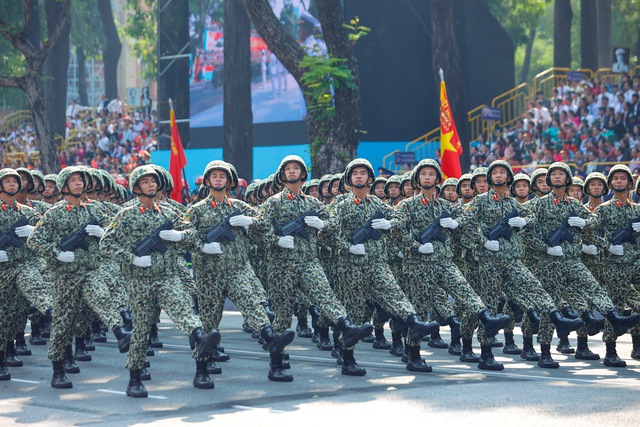 TOÀN CẢNH LỄ DIỄU BINH, DIỄU HÀNH KỶ NIỆM 50 NGÀY GIẢI PHÓNG MIỀN NAM, THỐNG NHẤT ĐẤT NƯỚC: HÀO HÙNG ĐI GIỮA LÒNG NHÂN DÂN- Ảnh 30.