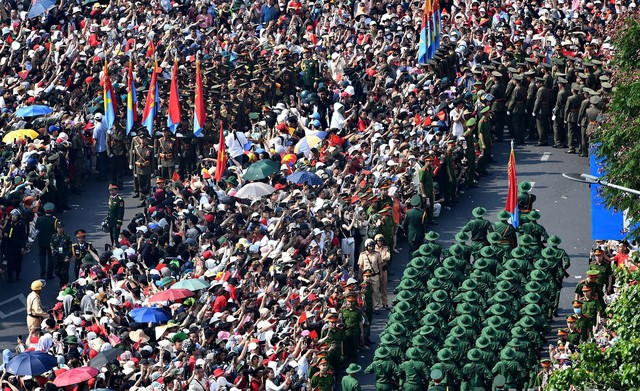 TOÀN CẢNH LỄ DIỄU BINH, DIỄU HÀNH KỶ NIỆM 50 NGÀY GIẢI PHÓNG MIỀN NAM, THỐNG NHẤT ĐẤT NƯỚC: HÀO HÙNG ĐI GIỮA LÒNG NHÂN DÂN- Ảnh 96.