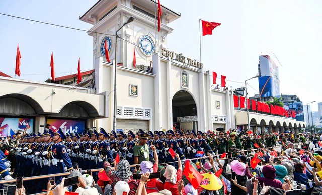 TOÀN CẢNH LỄ DIỄU BINH, DIỄU HÀNH KỶ NIỆM 50 NGÀY GIẢI PHÓNG MIỀN NAM, THỐNG NHẤT ĐẤT NƯỚC: HÀO HÙNG ĐI GIỮA LÒNG NHÂN DÂN- Ảnh 97.