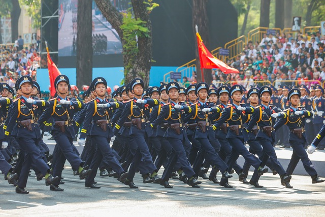 TOÀN CẢNH LỄ DIỄU BINH, DIỄU HÀNH KỶ NIỆM 50 NGÀY GIẢI PHÓNG MIỀN NAM, THỐNG NHẤT ĐẤT NƯỚC: HÀO HÙNG ĐI GIỮA LÒNG NHÂN DÂN- Ảnh 54.