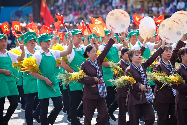 TOÀN CẢNH LỄ DIỄU BINH, DIỄU HÀNH KỶ NIỆM 50 NGÀY GIẢI PHÓNG MIỀN NAM, THỐNG NHẤT ĐẤT NƯỚC: HÀO HÙNG ĐI GIỮA LÒNG NHÂN DÂN- Ảnh 69.