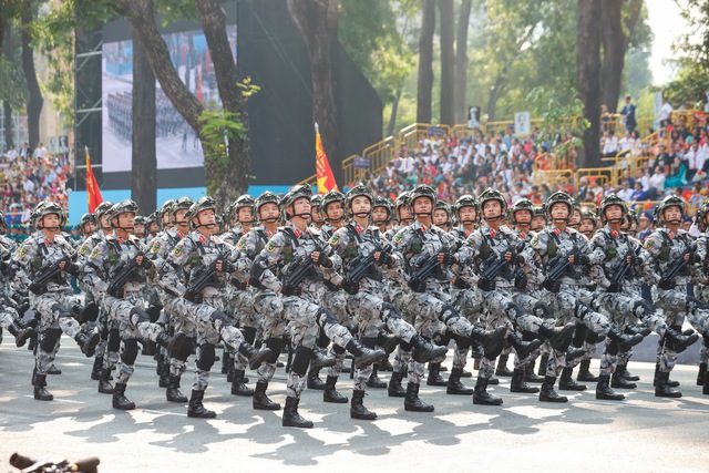 TOÀN CẢNH LỄ DIỄU BINH, DIỄU HÀNH KỶ NIỆM 50 NGÀY GIẢI PHÓNG MIỀN NAM, THỐNG NHẤT ĐẤT NƯỚC: HÀO HÙNG ĐI GIỮA LÒNG NHÂN DÂN- Ảnh 36.