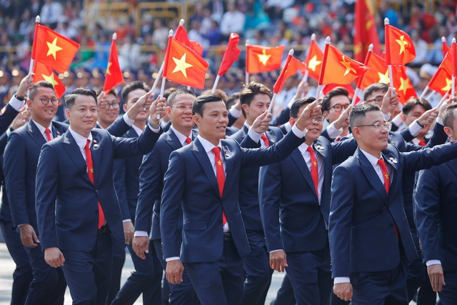 TOÀN CẢNH LỄ DIỄU BINH, DIỄU HÀNH KỶ NIỆM 50 NGÀY GIẢI PHÓNG MIỀN NAM, THỐNG NHẤT ĐẤT NƯỚC: HÀO HÙNG ĐI GIỮA LÒNG NHÂN DÂN- Ảnh 70.