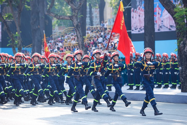 TOÀN CẢNH LỄ DIỄU BINH, DIỄU HÀNH KỶ NIỆM 50 NGÀY GIẢI PHÓNG MIỀN NAM, THỐNG NHẤT ĐẤT NƯỚC: HÀO HÙNG ĐI GIỮA LÒNG NHÂN DÂN- Ảnh 56.