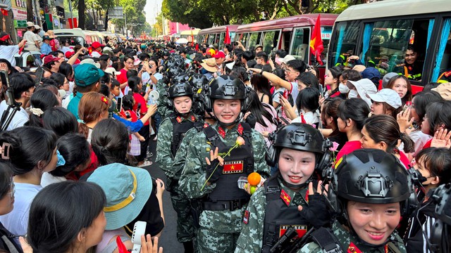 TOÀN CẢNH LỄ DIỄU BINH, DIỄU HÀNH KỶ NIỆM 50 NGÀY GIẢI PHÓNG MIỀN NAM, THỐNG NHẤT ĐẤT NƯỚC: HÀO HÙNG ĐI GIỮA LÒNG NHÂN DÂN- Ảnh 87.