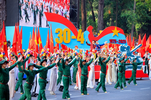 TOÀN CẢNH LỄ DIỄU BINH, DIỄU HÀNH KỶ NIỆM 50 NGÀY GIẢI PHÓNG MIỀN NAM, THỐNG NHẤT ĐẤT NƯỚC: HÀO HÙNG ĐI GIỮA LÒNG NHÂN DÂN- Ảnh 11.