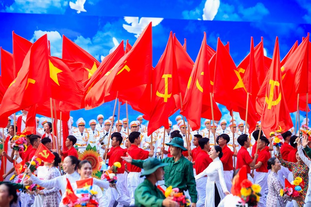 TOÀN CẢNH LỄ DIỄU BINH, DIỄU HÀNH KỶ NIỆM 50 NGÀY GIẢI PHÓNG MIỀN NAM, THỐNG NHẤT ĐẤT NƯỚC: HÀO HÙNG ĐI GIỮA LÒNG NHÂN DÂN- Ảnh 12.