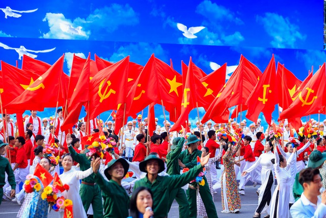 TOÀN CẢNH LỄ DIỄU BINH, DIỄU HÀNH KỶ NIỆM 50 NGÀY GIẢI PHÓNG MIỀN NAM, THỐNG NHẤT ĐẤT NƯỚC: HÀO HÙNG ĐI GIỮA LÒNG NHÂN DÂN- Ảnh 13.