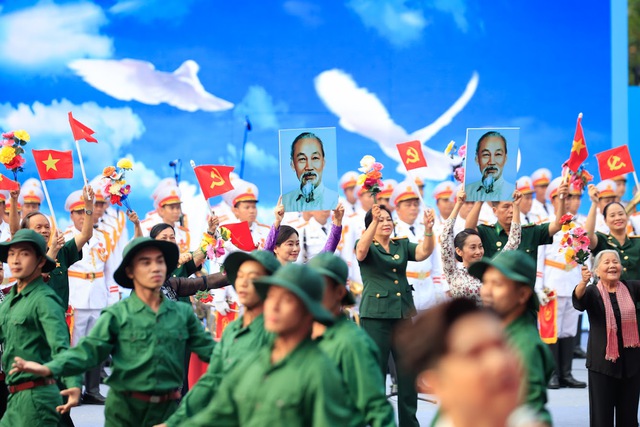TOÀN CẢNH LỄ DIỄU BINH, DIỄU HÀNH KỶ NIỆM 50 NGÀY GIẢI PHÓNG MIỀN NAM, THỐNG NHẤT ĐẤT NƯỚC: HÀO HÙNG ĐI GIỮA LÒNG NHÂN DÂN- Ảnh 14.