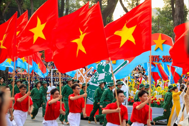 TOÀN CẢNH LỄ DIỄU BINH, DIỄU HÀNH KỶ NIỆM 50 NGÀY GIẢI PHÓNG MIỀN NAM, THỐNG NHẤT ĐẤT NƯỚC: HÀO HÙNG ĐI GIỮA LÒNG NHÂN DÂN- Ảnh 16.