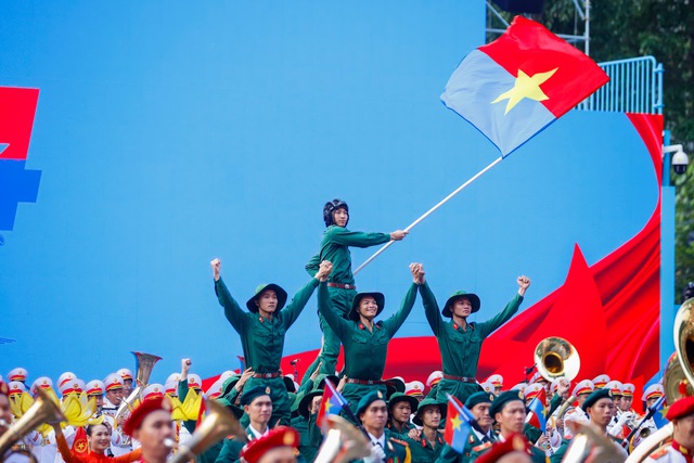 TOÀN CẢNH LỄ DIỄU BINH, DIỄU HÀNH KỶ NIỆM 50 NGÀY GIẢI PHÓNG MIỀN NAM, THỐNG NHẤT ĐẤT NƯỚC: HÀO HÙNG ĐI GIỮA LÒNG NHÂN DÂN- Ảnh 10.