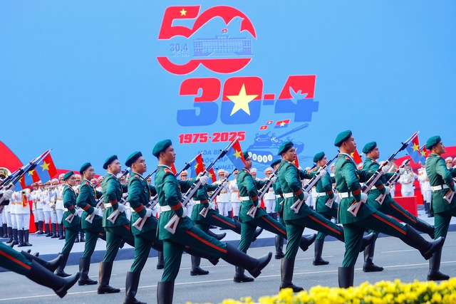 TOÀN CẢNH LỄ DIỄU BINH, DIỄU HÀNH KỶ NIỆM 50 NGÀY GIẢI PHÓNG MIỀN NAM, THỐNG NHẤT ĐẤT NƯỚC: HÀO HÙNG ĐI GIỮA LÒNG NHÂN DÂN- Ảnh 9.