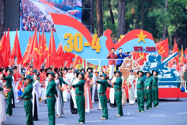 TOÀN CẢNH LỄ DIỄU BINH, DIỄU HÀNH KỶ NIỆM 50 NGÀY GIẢI PHÓNG MIỀN NAM, THỐNG NHẤT ĐẤT NƯỚC: HÀO HÙNG ĐI GIỮA LÒNG NHÂN DÂN- Ảnh 17.