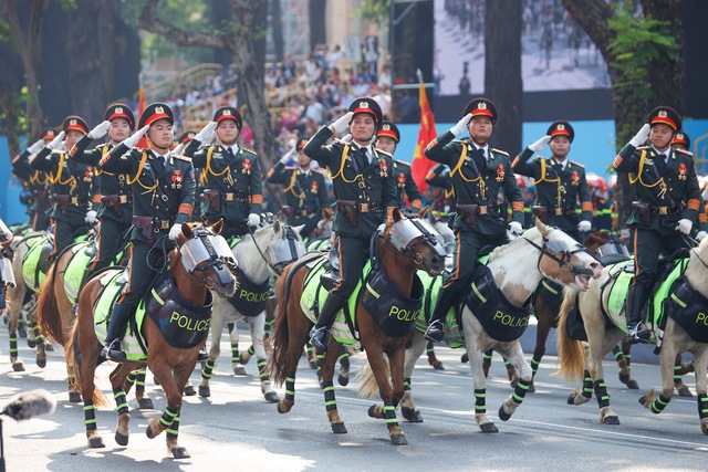 TOÀN CẢNH LỄ DIỄU BINH, DIỄU HÀNH KỶ NIỆM 50 NGÀY GIẢI PHÓNG MIỀN NAM, THỐNG NHẤT ĐẤT NƯỚC: HÀO HÙNG ĐI GIỮA LÒNG NHÂN DÂN- Ảnh 60.