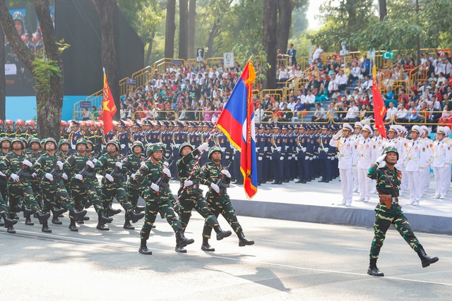 TOÀN CẢNH LỄ DIỄU BINH, DIỄU HÀNH KỶ NIỆM 50 NGÀY GIẢI PHÓNG MIỀN NAM, THỐNG NHẤT ĐẤT NƯỚC: HÀO HÙNG ĐI GIỮA LÒNG NHÂN DÂN- Ảnh 42.
