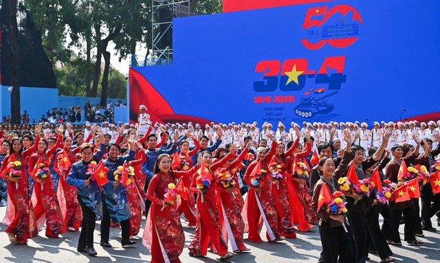 TOÀN CẢNH LỄ DIỄU BINH, DIỄU HÀNH KỶ NIỆM 50 NGÀY GIẢI PHÓNG MIỀN NAM, THỐNG NHẤT ĐẤT NƯỚC: HÀO HÙNG ĐI GIỮA LÒNG NHÂN DÂN- Ảnh 81.