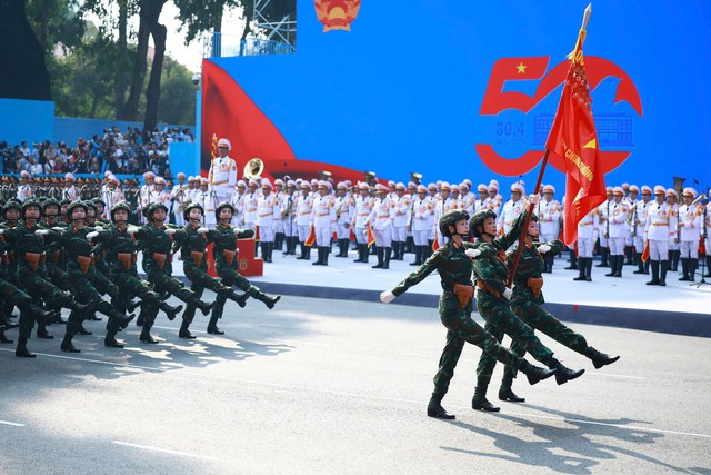 TOÀN CẢNH LỄ DIỄU BINH, DIỄU HÀNH KỶ NIỆM 50 NGÀY GIẢI PHÓNG MIỀN NAM, THỐNG NHẤT ĐẤT NƯỚC: HÀO HÙNG ĐI GIỮA LÒNG NHÂN DÂN- Ảnh 38.