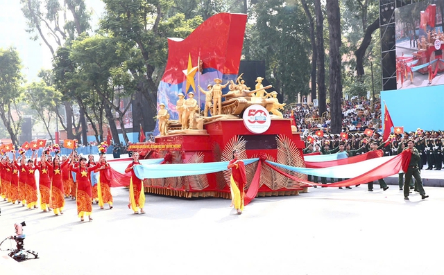 TOÀN CẢNH LỄ DIỄU BINH, DIỄU HÀNH KỶ NIỆM 50 NGÀY GIẢI PHÓNG MIỀN NAM, THỐNG NHẤT ĐẤT NƯỚC: HÀO HÙNG ĐI GIỮA LÒNG NHÂN DÂN- Ảnh 27.