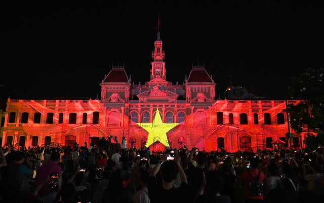 ĐẠI LỄ 30/4: Mãn nhãn màn trình diễn 3D mapping và pháo hoa nghệ thuật trên bầu trời TPHCM- Ảnh 1. ĐẠI LỄ 30/4: Mãn nhãn màn trình diễn 3D mapping và pháo hoa nghệ thuật trên bầu trời TPHCM- Ảnh 1.