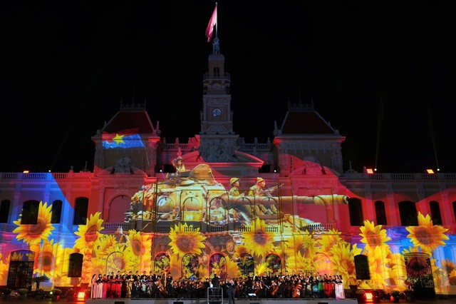 ĐẠI LỄ 30/4: Mãn nhãn màn trình diễn 3D mapping và pháo hoa nghệ thuật trên bầu trời TPHCM- Ảnh 2. ĐẠI LỄ 30/4: Mãn nhãn màn trình diễn 3D mapping và pháo hoa nghệ thuật trên bầu trời TPHCM- Ảnh 2.